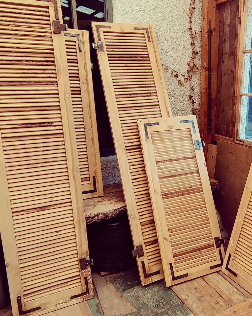 Frisch abgelaugte Fensterläden aus hellem Vollholz