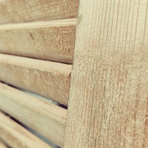 Holzoberfläche mit aufgestellten Fasern nach dem Ablaugen