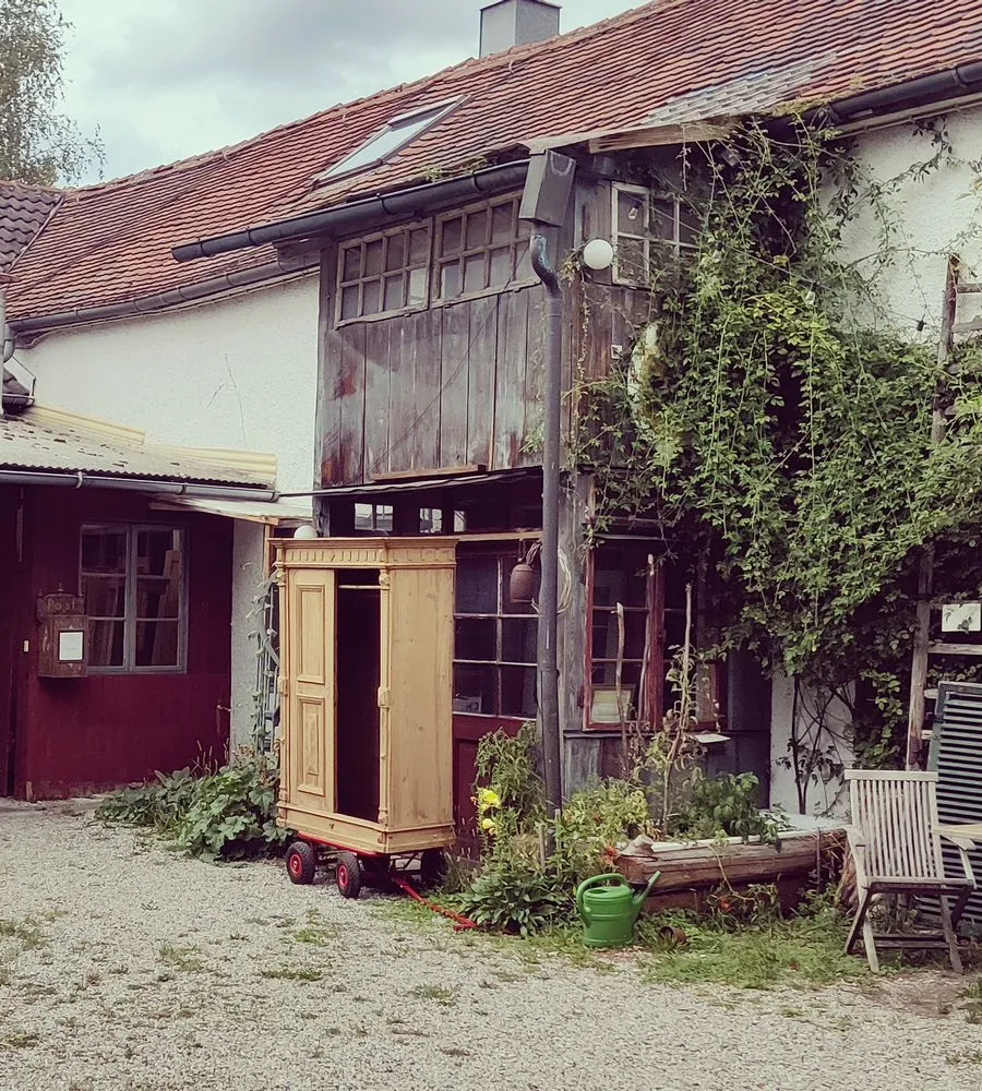 Hof der Ablaugerei in Lechhausen mit begrüntem Altbau